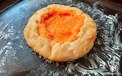 Поднимите края и поставьте в духовку на 40-50 минут при температуре 180 градусов.