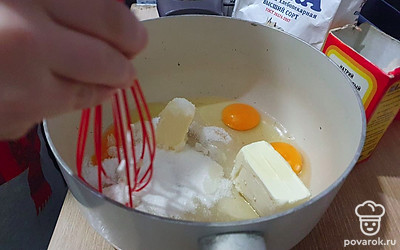 Смешайте сливочное масло комнатной температуры, яйца и сахар, тщательно перемешайте до однородной консистенции. 