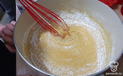 Разогрейте духовку до 180 градусов. Постепенно добавьте муку и соду и аккуратно вмешайте их в тесто. Тщательно перемешивайте до тех пор, пока не исчезнут комочки. 