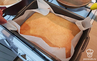 Выложите тесто в форму и отправьте в духовку на 25 минут. 