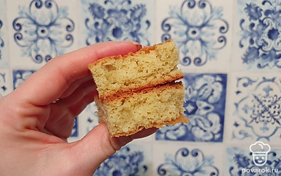 Пирог можно подавать как в горячем, так и в холодном виде. Можно есть с вареньем или любым ягодным соусом. 