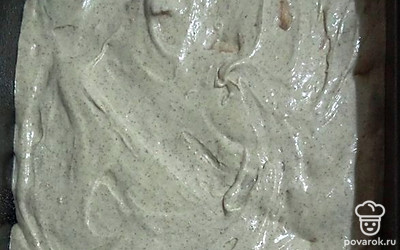 3-4 столовые ложки теста отложите в отдельную миску. Остальное вылейте в форму.