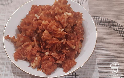 Яблоки очистите и натрите на терке. Смешайте сахар, манку и муку в сухую смесь. Масло натрите на терке.