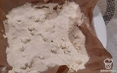 Форму для выпечки застелите пергаментной бумагой, выложите слоями: половину масла, треть сухой смеси , половину, треть сухой смеси, половину, остаток сухой смеси и масло.