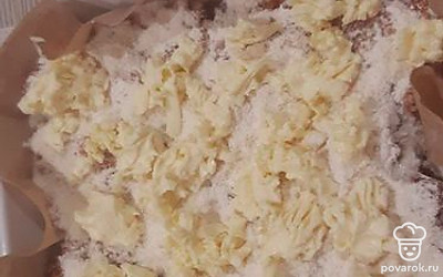 Все залейте молоком и отправьте в разогретую до 180 °С духовку на 40 минут.