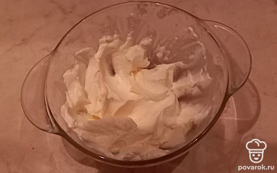 Смешайте творожный сыр, сливочное масло и сахарную пудру. Намажьте полученной смесью готовый пирог.