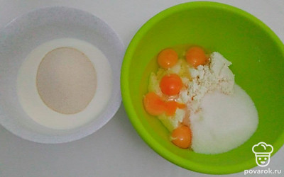 В глубокую емкость выложите творог, разбейте куриные яйца, добавьте сахар и ванильный сахар, тщательно перемешайте в однородную массу. В другую емкость вылейте кефир и высыпьте манку, перемешайте и оставьте на 15-20 минут, чтобы манка набухла.