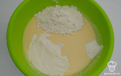 Через 20 минут в емкость с творожной массой выложите набухшую манку, добавьте просеянную муку и разрыхлитель теста. Все тщательно перемешайте. Тесто должно получиться консистенции густой сметаны.