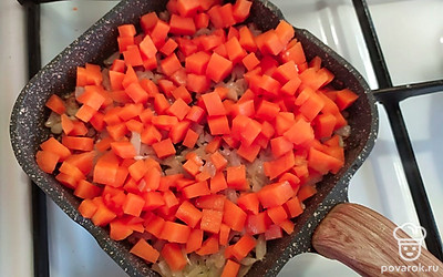 Отварите картофель и сделайте пюре. На сковороде обжарьте лук и тыкву.