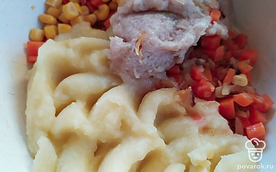 Смешайте пюре, фарш, кукурузу, лук и тыкву.