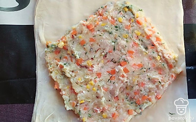 Раскатайте тесто в большой квадрат. В середину выкладываем начинку.