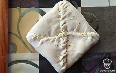 Сложите конвертик. Обжарьте его на сковородке до румяной корочки.