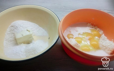 Затем готовим тесто-крошку в другой миске: в просеянную муку добавьте соду, сахар и масло.