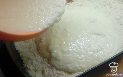 На противень, смазанный растительным маслом высыпьте 2/3 теста, влейте всю начинку и посыпать сверху оставшейся крошкой. Выпекайте в духовке 35-40 минут при температуре 180 градусов. Противень, который я использую для данного рецепта 20 на 30см.