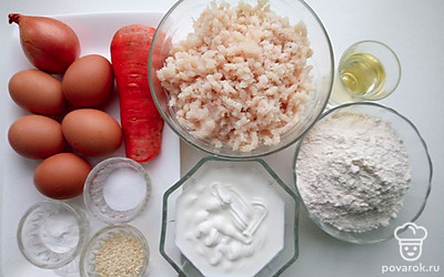 По списку подготовьте все необходимые ингредиенты, отмерьте их количество. Промойте под водой овощи, очистите лук от шелухи, порежьте небольшими кусочками, морковь очистите от кожуры, натрите на мелкой терке.