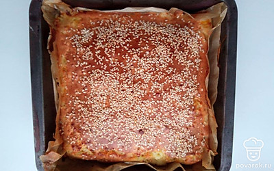 Возьмите сковороду, налейте масло, разогрейте на плите, добавьте лук, морковь, жарьте их до золотой корочки. Добавьте фарш, жарьте до готовности. В емкость вбейте яйца, добавьте соль, просейте муку с разрыхлителем, добавьте сметану и перемешайте. Форму для запекания, застелите пергаментом, смажьте маслом, вылейте в нее часть теста, сверху поместите начинку и вылейте оставшееся тесто. Духовку разогрейте до 180°C, выпекайте в течение 30 минут.