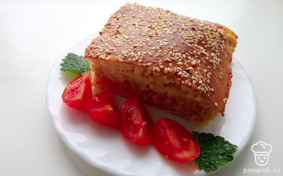 Подавайте пирог в качестве самостоятельного блюда, перед подачей дополните свежими овощами и измельченной зеленью.