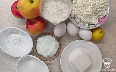 Яйца и яблоки положите на стол. Крахмал, сахар, муку и творог высыпать в глубокие, небольшие тарелки. Сливочное масло положите в неглубокую тарелку.