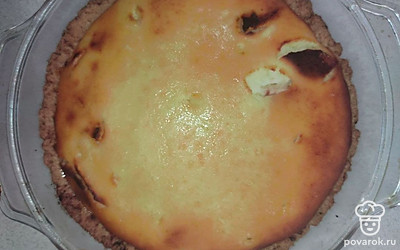 Натрите на терке масло. Просеянную с разрыхлителем и крахмалом муку добавьте к ингредиентам. Замесите мягкое песочное тесто и уберите его в холодильник на полчаса. Яблоки очистите и нарежьте брусками. В миске взбейте желтки с сахаром, творогом, сметаной, крахмалом и лимонным соком. Отдельно взбейте белки. Добавьте их в творожную массу. Форму для запекания смажьте маслом. Тесто раскатайте по форме. На тесто уложите слой яблок и творожную заливку. Выпекайте пирог при температуре 180° С в течение 45 минут.