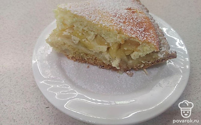 Для более яркого и насыщенного вкуса можно посыпать пирог сахарной пудрой.