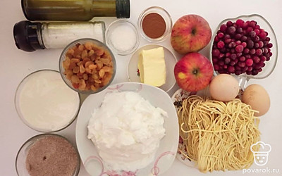 Сливочное масло заранее достаньте из холодильника, чтобы оно стало мягким. Яблоки промойте, очистите от кожуры и семечек, нарежьте маленькими тонкими ломтиками. Изюм и клюкву промойте. Прямоугольную форму для запекания застелите пергаментом и смажьте сливочным маслом.