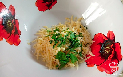 Сыр натрите на крупной терке. Свежую зелень нарежьте и добавьте к сыру.