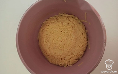 Отварите лапшу в кипящей подсоленной воде до готовности. Затем откиньте ее на дуршлаг и добавьте размягченное сливочное масло, перемешайте.