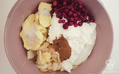 Теперь добавьте рикотту, яйца, взбитые с сахаром, нарезанные яблоки, ванильный сахар, корицу и щепотку соли. Все тщательно перемешайте, затем добавьте 50 грамм клюквы, изюм и перемешайте еще раз.