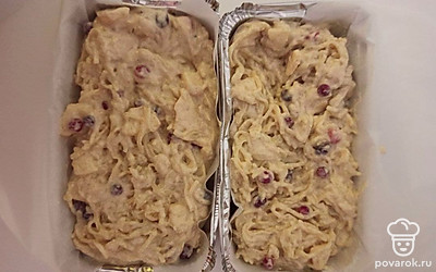 Выложите получившуюся массу в форму для запекания и отправьте в разогретую до 180 °C духовку на 40 минут. Затем укройте кугель сверху пергаментной бумагой и выпекайте еще 20 минут. Готовый кугель охладите и украсьте сметаной и клюквой.