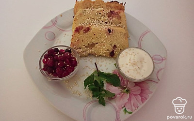 Подавайте кугель из лапши с рикоттой, клюквой и яблоками остывшим, украсив его сметаной, свежими ягодами, цукатами, сухофруктами или кусочками шоколада. Для сладкоежек сметану можно взбить с сахаром.