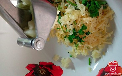 Чеснок пропустите через пресс и перемешайте вместе с сыром и зеленью.