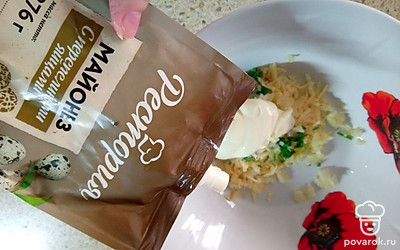 Добавьте майонез и еще раз хорошо перемешайте. Намажьте сырно-чесночную смесь на подсушенные ломтики батона.