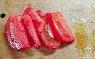 Помидоры помойте и нарежьте тонкими ломтиками. Выложите на каждый бутерброд по 1 ломтику. Готово!