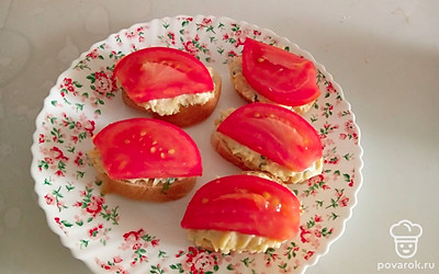 Подавайте бутерброды сразу после приготовления, чтобы батон не размяк. 