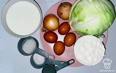 Подготовьте продукты по списку, отмерив нужные пропорции с помощью мерного стакана. Капусту промойте и подсушите, а лук очистите от кожуры. Заранее отварите 2 яйца для начинки и остудите.