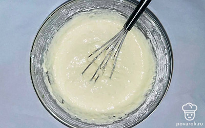 В миску с кефиром засыпьте муку и добавьте соль и сахар. Тщательно перемешивайте с помощью венчика, чтобы в тесте не было комочков и добавьте соду.