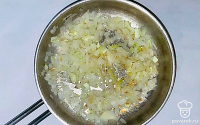 Смажьте огнеупорную форму для запекания маслом и разделите тесто на 2 половины. На дно огнеупорной формы вылейте половину теста и ровно распределите ее с помощью кулинарной лопатки. Выкладывайте столовой ложкой начинку, а сверху налейте вторую половину теста. Поставьте форму с пирогом в разогретую до 220 градусов духовку на 40 минут.