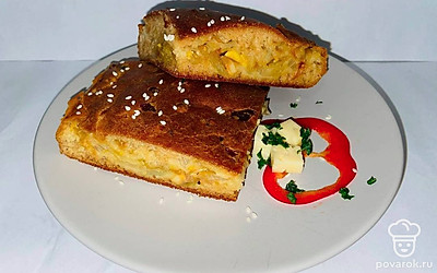 Порежьте наливной пирог на кусочки, посыпьте семенами кунжута и выложите их на тарелку. Украсьте тонко порезанным кружочком болгарского перца, ломтиками сыра и посыпьте свежей зеленью. Можно подать пирог на большом блюде, украсив его листиками мяты.