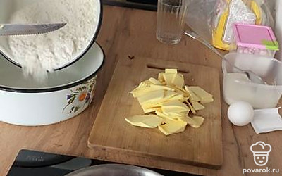 Приготовьте тесто. Смешайте 90 граммов сахара, муку и разрыхлитель.