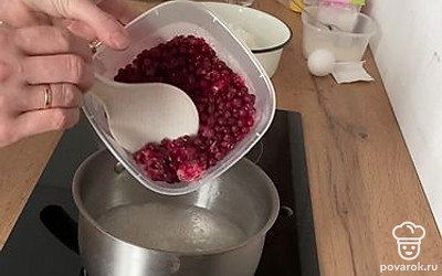 Положите ягоды. Кипятите их, помешивая, минут 10-12. Выключите нагрев и дайте немного остыть. Добавьте крахмал и хорошо перемешайте.