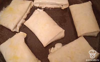 Смажьте конверты сырым взбитым яйцом. Обжарьте с двух сторон до румяной корочки.