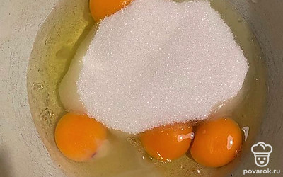 Яйцо взбиваем с сахаром до пышной пены.
