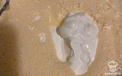 Туда же добавляем сметану и растопленное сливочное масло, тщательно перемешиваем.