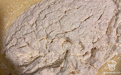 В эту же миску добавим муку или разрыхлитель. При желании можно добавить ваниль или пару капель ванильной эссенции.