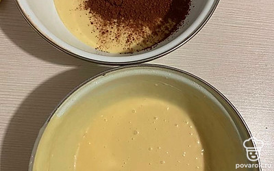 В одну из них добавляем какао и перемешиваем.