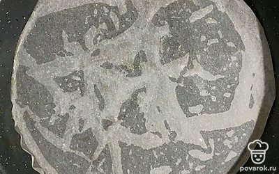 Дно формы смазываю маслом, любым сливочным или же растительным. Я беру растительное. Из пергаментной бумаги вырезала круг и положила на дно формы, чтобы легче было вынимать.