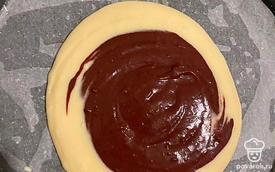 В центр формы кладу две ложки белого теста. затем две ложки шоколадного. Так по очереди. В конце зубочисткой делаю рисунок.