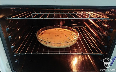 Влейте оставшееся тесто. Запекайте в духовке при 180 градусах 40-50 минут.