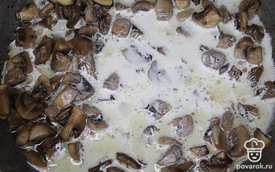 На сковороде с разогретым подсолнечным маслом обжарьте грибы на сильном огне около 10 минут, когда вся жидкость испарится, посолите, поперчите, влейте сливки и потушите под закрытой крышкой 5 – 7 минут до загустения.