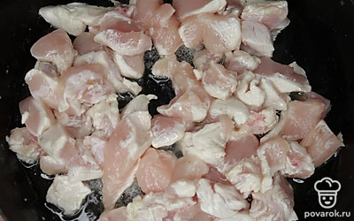 Куриное филе немного присолите и обжарьте в сотейнике на подсолнечном масле со всех сторон примерно 15 минут до румяной корочки. Соедините мясо с грибами, перемешайте.
